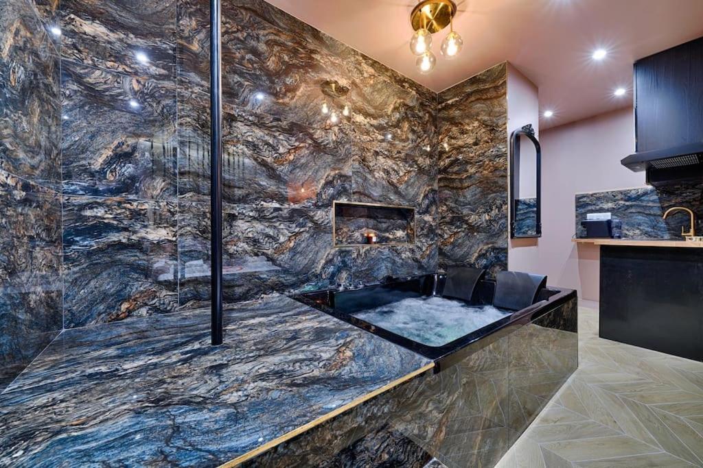 Welcome To Secret Love Yerres Екстер'єр фото