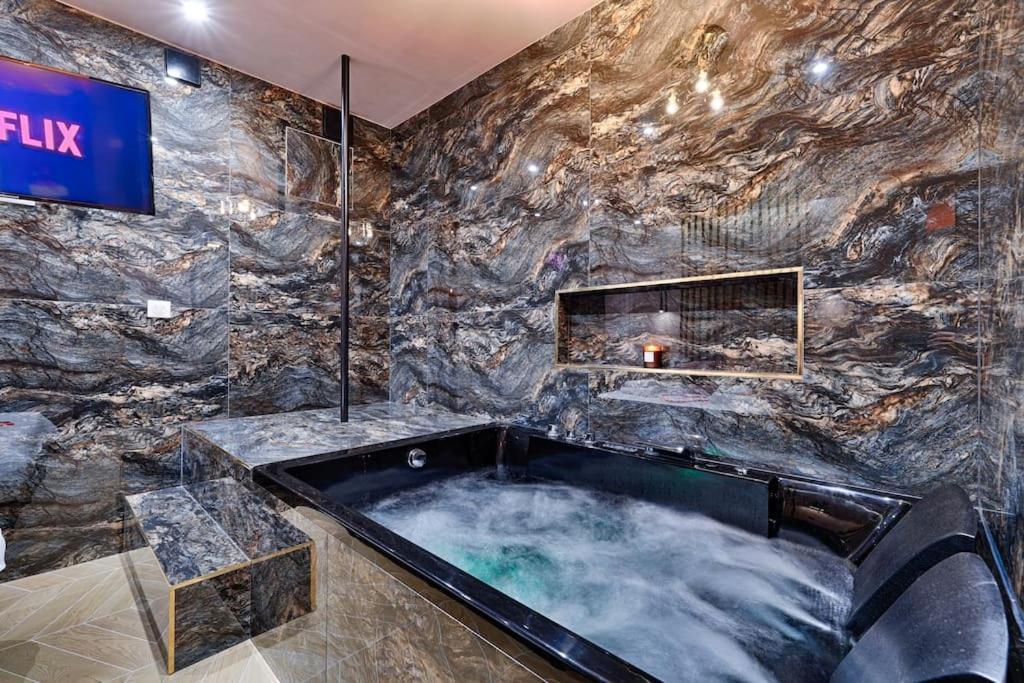 Welcome To Secret Love Yerres Екстер'єр фото